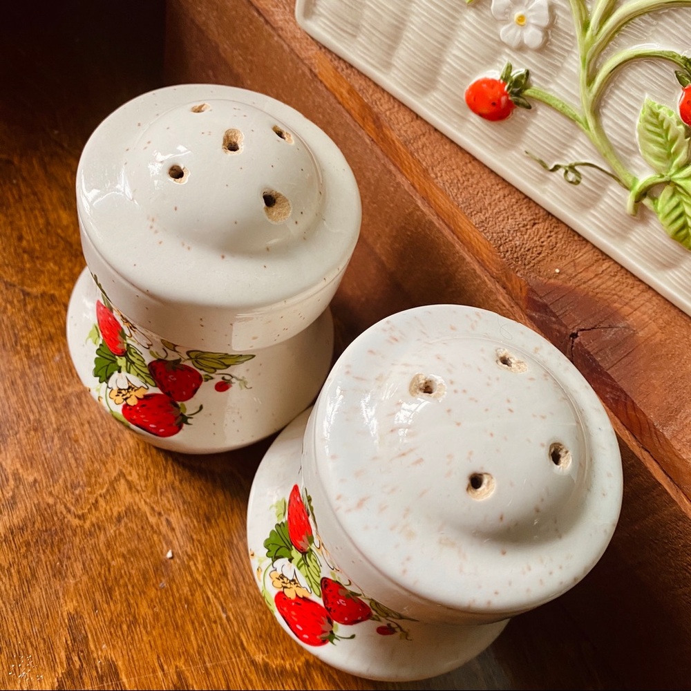 **SOLD** Vintage Strawberry Salt Pepper Shaker Set - Picture 4 of 5